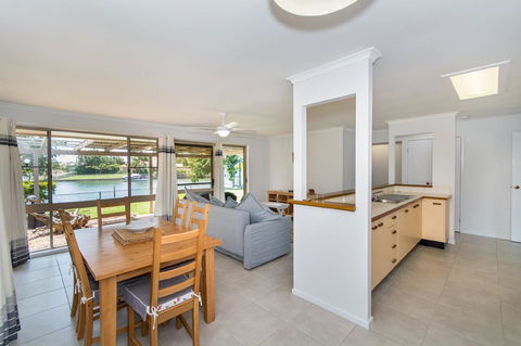 Lowset Home On The Canal - Dolphin Dr, Bongaree - Northern Rivers Accommodation 4