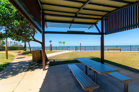 Spacious Unit With Views Of Pumicestone - Wattle Ave, Bongaree - Northern Rivers Accommodation 18
