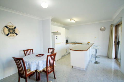 Spacious Unit With Views Of Pumicestone - Wattle Ave, Bongaree - Northern Rivers Accommodation 3