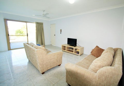 Spacious Unit With Views Of Pumicestone - Wattle Ave, Bongaree - Northern Rivers Accommodation 6