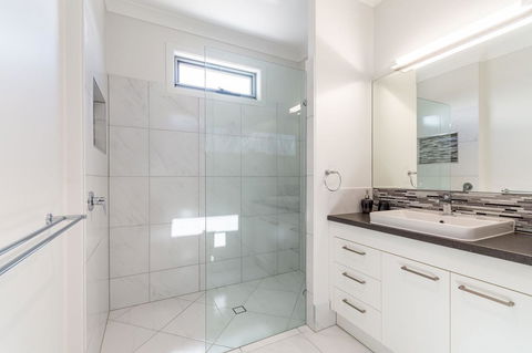 Stunning Canal Home Oh So Close To The Waterfront - Northern Rivers Accommodation 7