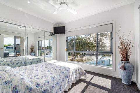 Stunning Canal Home Oh So Close To The Waterfront - Northern Rivers Accommodation 6