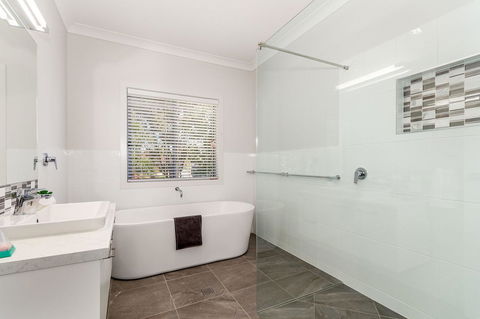 Stunning Canal Home Oh So Close To The Waterfront - Northern Rivers Accommodation 1