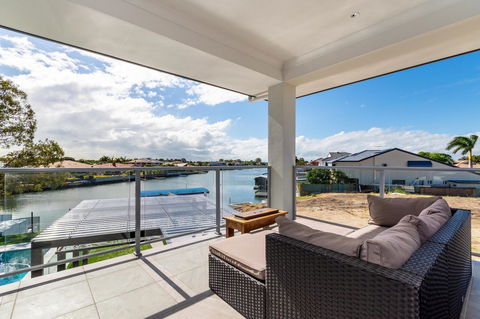 Stunning Canal Home Oh So Close To The Waterfront - Northern Rivers Accommodation 12