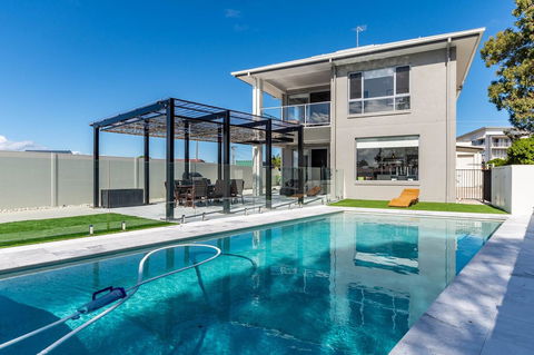 Stunning Canal Home Oh So Close To The Waterfront - Northern Rivers Accommodation 8