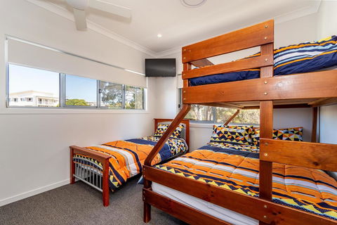 Stunning Canal Home Oh So Close To The Waterfront - Northern Rivers Accommodation 14