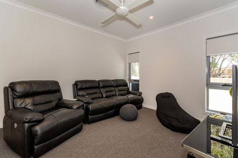 Stunning Canal Home Oh So Close To The Waterfront - Northern Rivers Accommodation 10