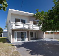 'SeaHaven' 2 Richardson Ave - Large home with Aircon Smart TV WIFI Netflix  Boat Parking - Northern Rivers Accommodation