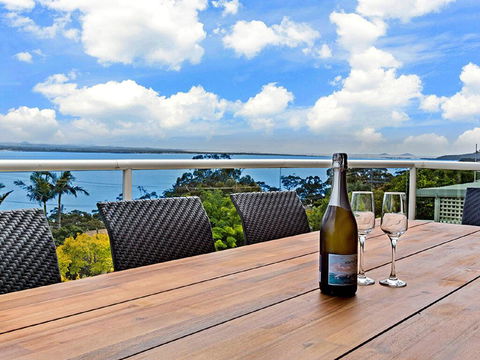 'The Bay', 25 Wallawa Rd - Huge Home With Aircon, Spectacular Views & Chromecast - Northern Rivers Accommodation 1
