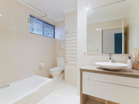 1 'Kooringal', 105 Soldiers Point Road - Waterfront Unit Wth Aircon - Northern Rivers Accommodation 1