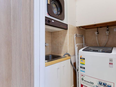 1 'Kooringal', 105 Soldiers Point Road - Waterfront Unit Wth Aircon - Northern Rivers Accommodation 3