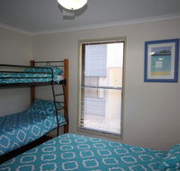 1 Naiad Court - Lowset family home with swimming pool and covered deck. Pet friendly - Northern Rivers Accommodation
