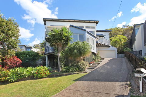 10 Barra Crescent, Coolum Beach, 500 BOND, WIFI, Walking Distance To Beach - Northern Rivers Accommodation 0