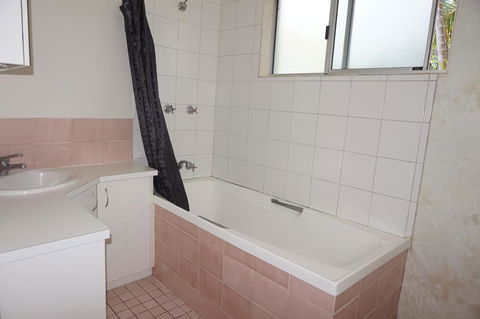 11 Bomburra Court - Rainbow Beach, Comfortable Beach House, Plenty Of Boat Parking - Northern Rivers Accommodation 1