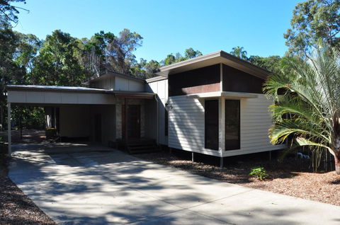 12 Satinwood Drive - Family Home With Swimming Pool Located In Natural Bushland And Close To Beach - Northern Rivers Accommodation 0