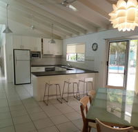 15 Larapinta Court - Family home with swimming pool in a quiet street and central location close to CBD - Northern Rivers Accommodation