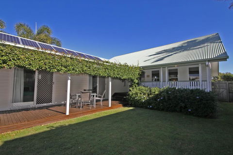 16 Beachway Pde, Marcoola: Linen Incl, WiFi, Pet Friendly, A/Cond. 500 BOND - Northern Rivers Accommodation 1