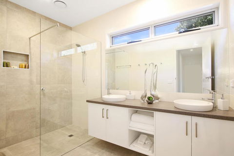 18 On Rayner - Swish Apartment Myrtleford - Northern Rivers Accommodation 0