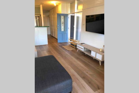 2 Bedroom, SHORT Walk To CBD,BEACH And DARBY ST - Northern Rivers Accommodation 3