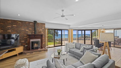 Beachfront Reserve, Sleeps 8, Amazing Views - Northern Rivers Accommodation 2