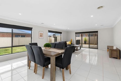 Chifley Place - Cool Suburban Crib! - Northern Rivers Accommodation 4