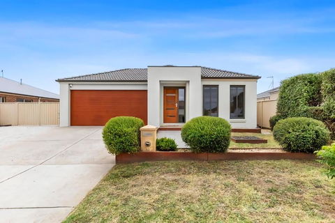 Chifley Place - Cool Suburban Crib! - Northern Rivers Accommodation 0