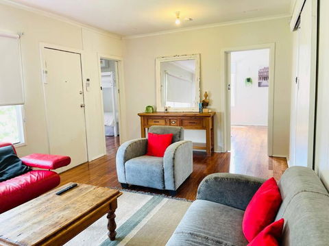 D122 Lovely London Home - Northern Rivers Accommodation 0