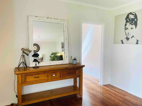 D122 Lovely London Home - Northern Rivers Accommodation 1