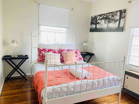D122 Lovely London Home - Northern Rivers Accommodation 3