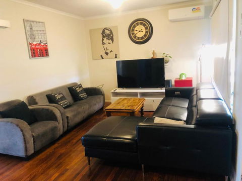 D122 Lovely London Home - Northern Rivers Accommodation 2