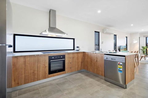DAYDREAMING Airlie Beach, Water Views & Only 200m To Boardwalk. - Northern Rivers Accommodation 4