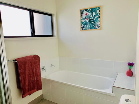 DAYDREAMING Airlie Beach, Water Views & Only 200m To Boardwalk. - Northern Rivers Accommodation 3