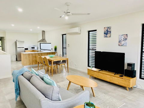 DAYDREAMING Airlie Beach, Water Views & Only 200m To Boardwalk. - Northern Rivers Accommodation 0