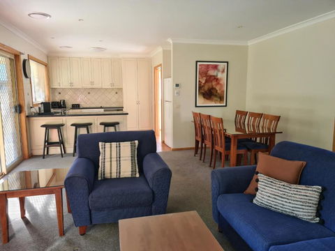 DELANY VILLAS BRIGHT - Spa Luxury On Delany Avenue - Northern Rivers Accommodation 0