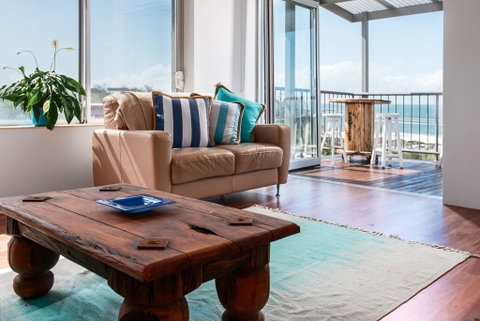 2BR Coolum Beachfront , 180 Views , Wine, Netflix - Northern Rivers Accommodation 2