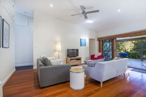 33 Bangalow - Narrawallee's Beautiful Bungalow - Northern Rivers Accommodation 0