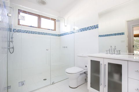 33 Bangalow - Narrawallee's Beautiful Bungalow - Northern Rivers Accommodation 3