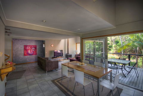 6 Satinwood Drive - Rainbow Shores, Stylish Beach House, Free WiFi - Northern Rivers Accommodation 1