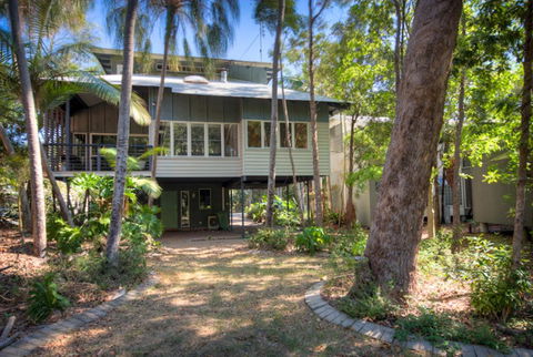 6 Satinwood Drive - Rainbow Shores, Stylish Beach House, Free WiFi - Northern Rivers Accommodation 0