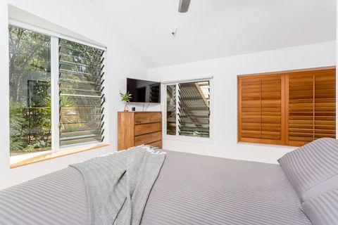 7 Naiad Court - Rainbow Shores, Perfect Beach House, Swimming Pool And Walk To Beach, Aircon, Wi-Fi - Northern Rivers Accommodation 1