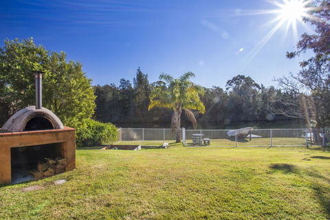 77 Lake Entrance Rd - Waterfront Wonder - Northern Rivers Accommodation 2