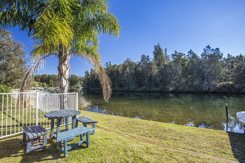 77 Lake Entrance Rd - Waterfront Wonder - Northern Rivers Accommodation 0