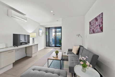 A Bright & Airy CBD Apt Next To Southern Cross - Northern Rivers Accommodation 0