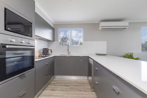Absolute Beachfront Penthouse, Castaways Beach - Northern Rivers Accommodation 3