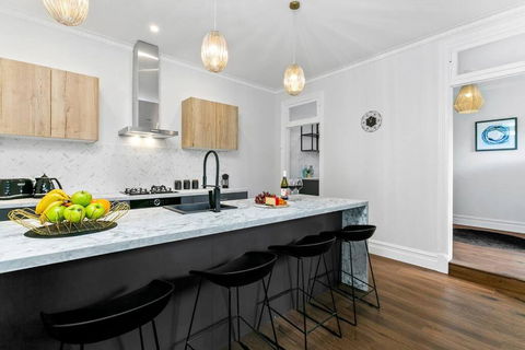 EDW19 - Stylish 2-Bed, 2-Bath Townhose In Drummoyne - Northern Rivers Accommodation 0