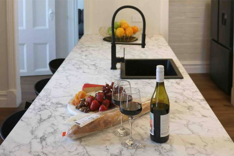 EDW19 - Stylish 2-Bed, 2-Bath Townhose In Drummoyne - Northern Rivers Accommodation 1