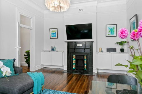EDW19 - Stylish 2-Bed, 2-Bath Townhose In Drummoyne - Northern Rivers Accommodation 2