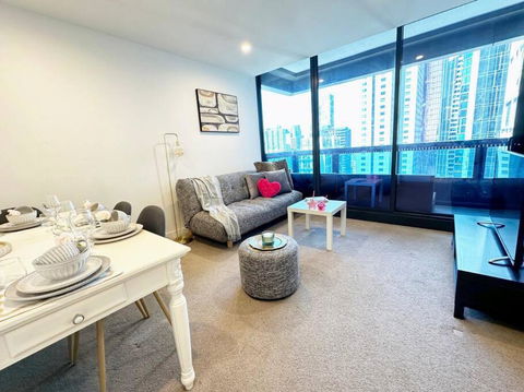 ES2410-2Bed 2Bath Vision Apt With Balcony, Pool & Gym - Northern Rivers Accommodation 4