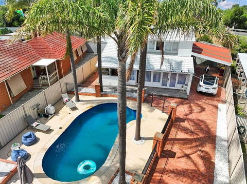 Evies White House Oasis I Pool & Close To Airport - Northern Rivers Accommodation 1
