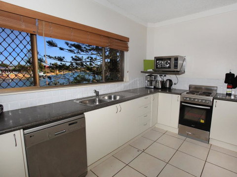 Anjuna 2 - 2 BDRM Budget Stay On Canal - Northern Rivers Accommodation 3